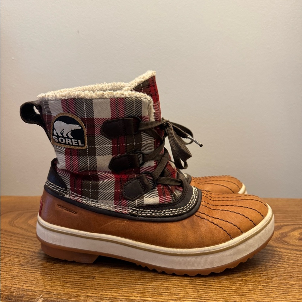 Women’s Sorel Tovoli waterproof boots Red plaid. Size 7.